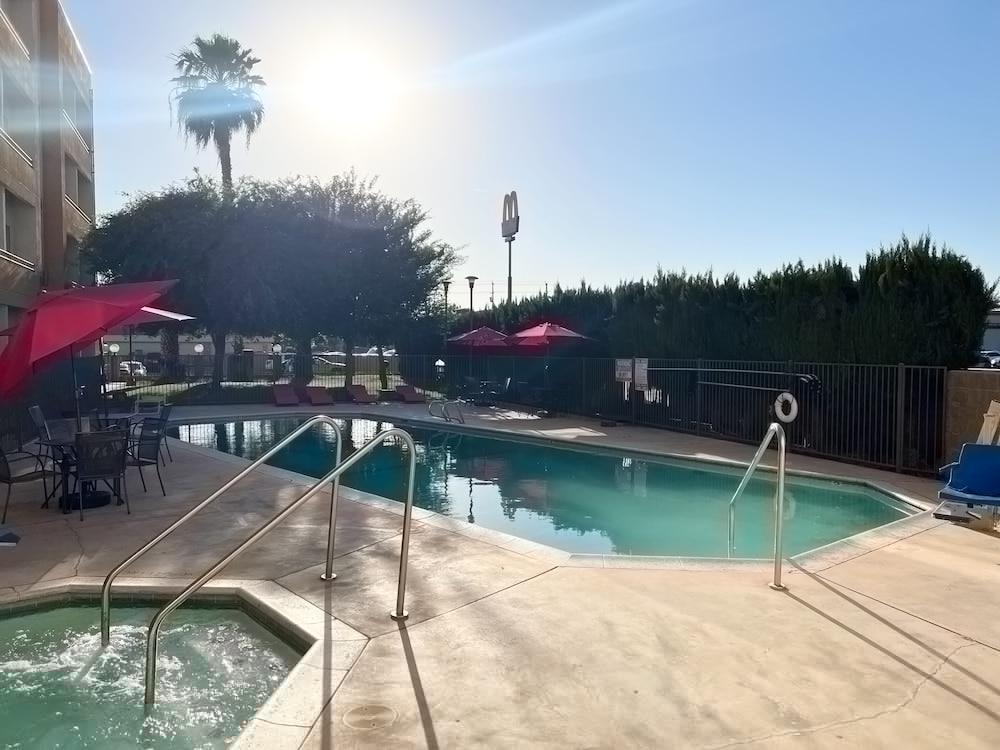 Hotel Ramada By Wyndham Bakersfield Exterior foto