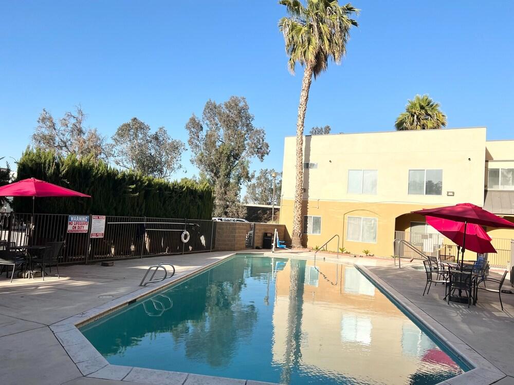 Hotel Ramada By Wyndham Bakersfield Exterior foto