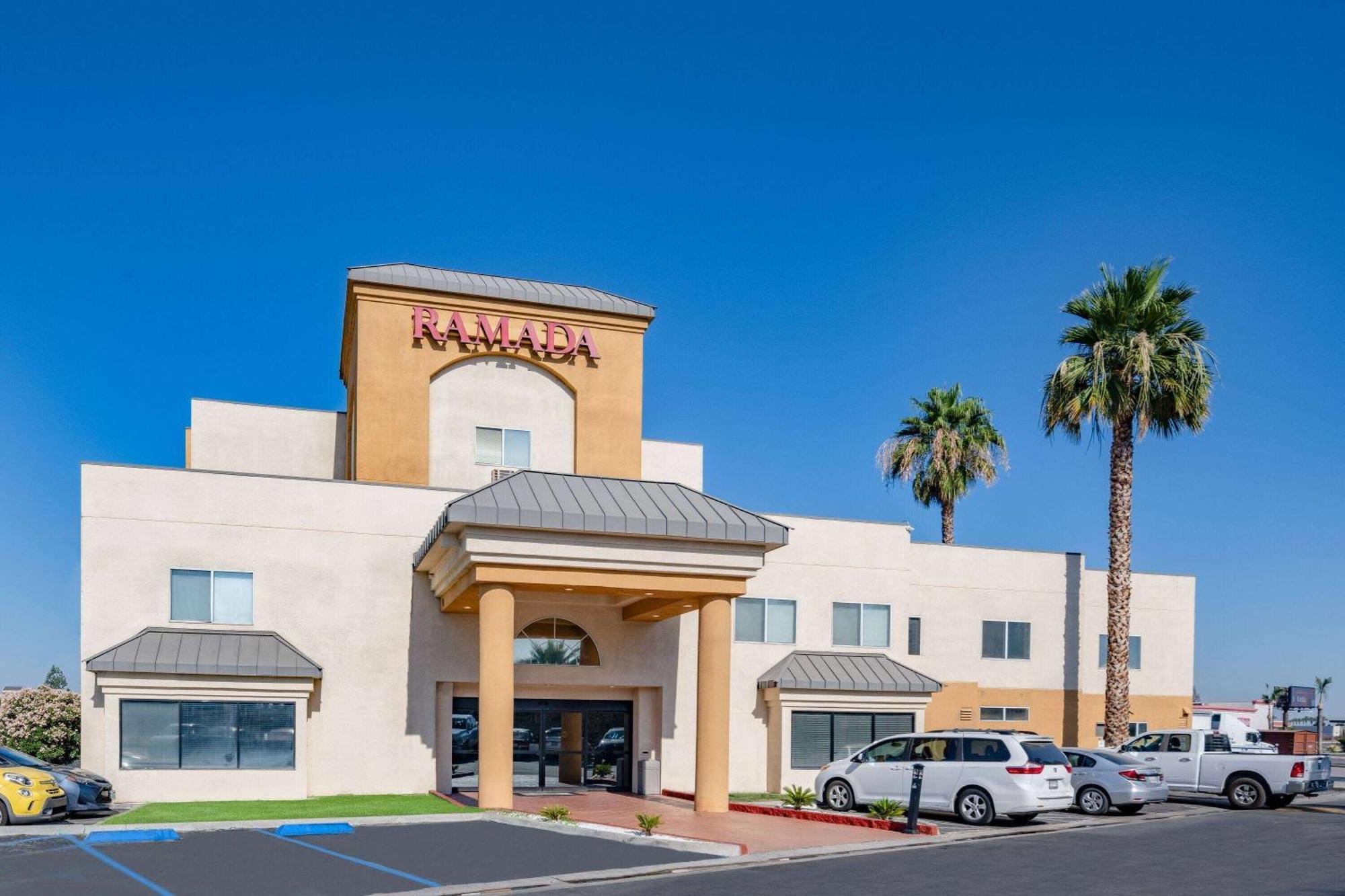 Hotel Ramada By Wyndham Bakersfield Exterior foto